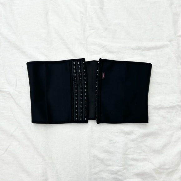 DILANNI Waist Trainer Corset in Black - Picture 8 of 13